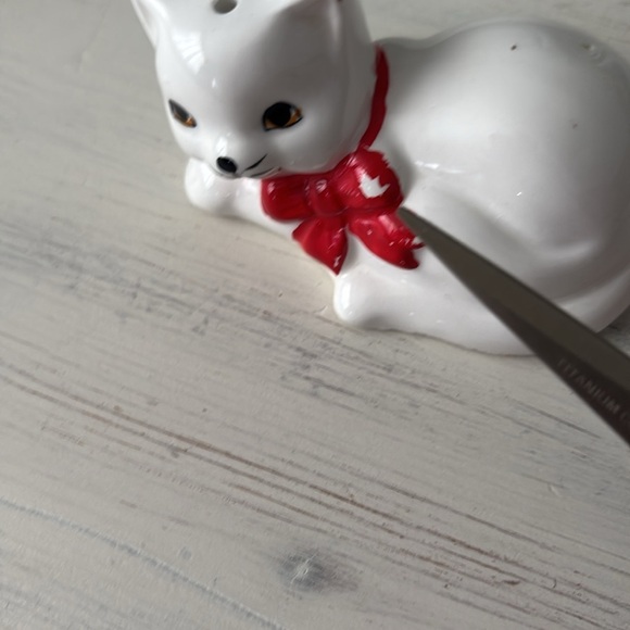 Kittens with Bows! Vintage Ceramic Salt & Pepper Shakers - Picture 8 of 8